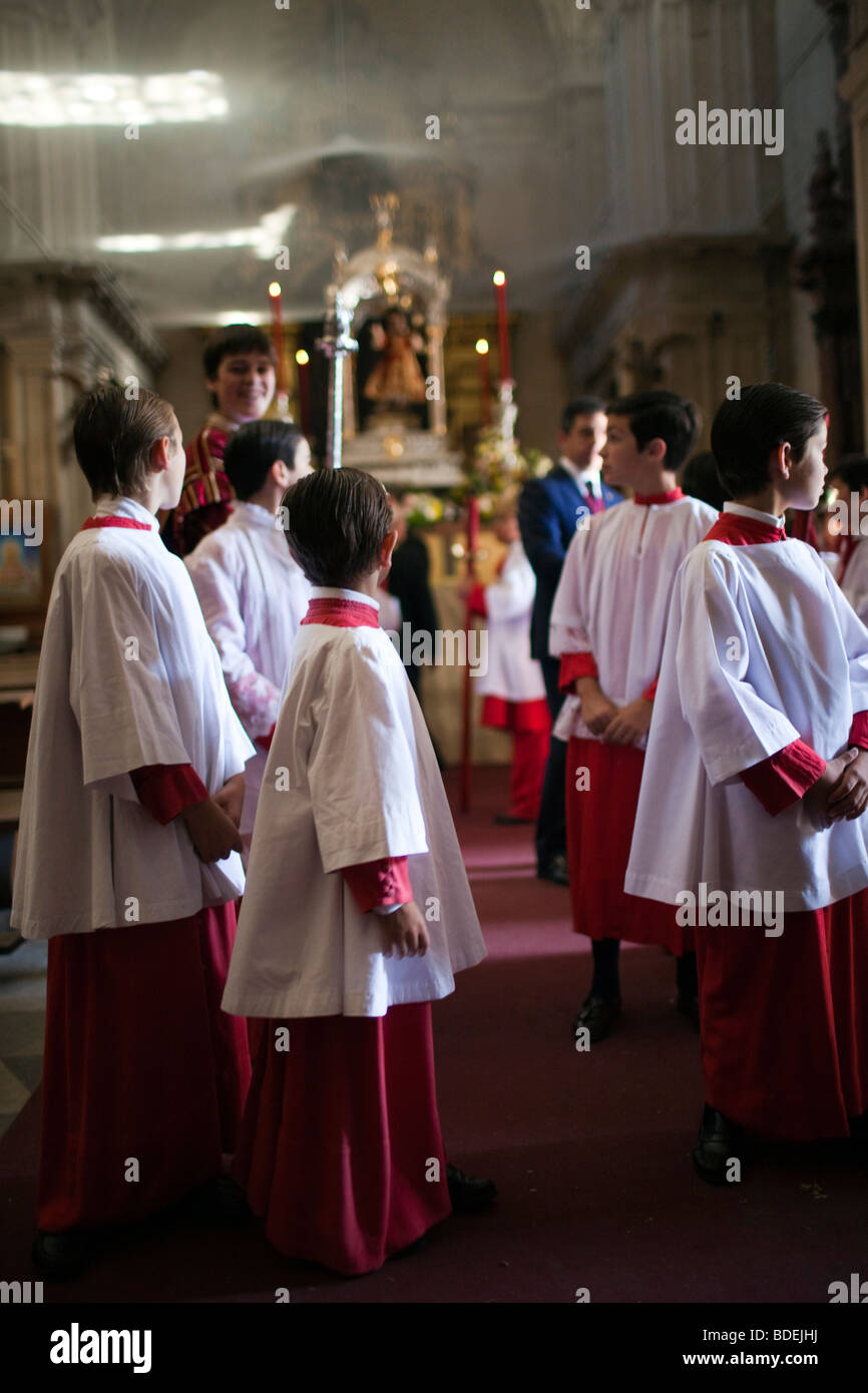 Servants de messe, église Sagrario, procession du Corpus Christi, Séville, Espagne, 2009. Banque D'Images