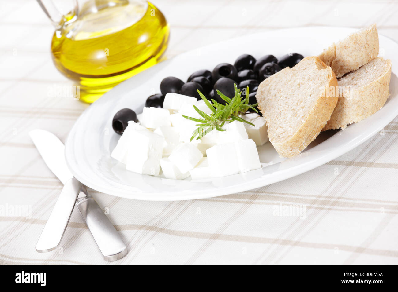 Le fromage Feta aux olives et du pain Banque D'Images