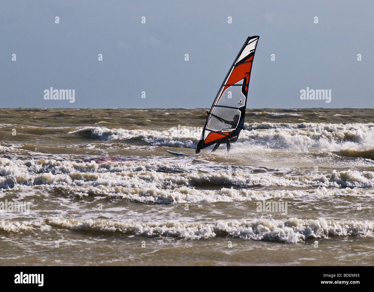 Windsurfer in sea off camber Banque de photographies et d'images à haute  résolution - Alamy