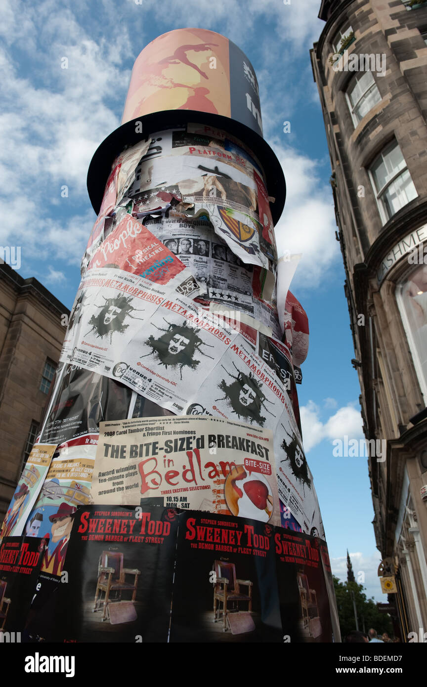 Un pilier de Fringe affiches dans le Royal Mile, Édimbourg, Écosse pendant le Festival 2009 Banque D'Images