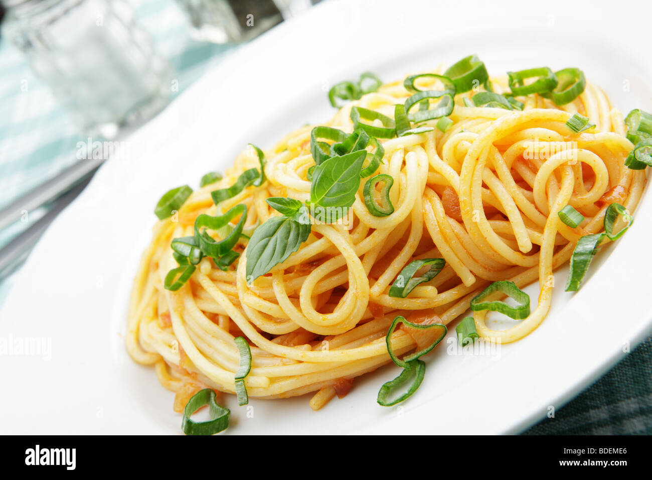 Spaghetti à la sauce tomate et oignon vert Banque D'Images