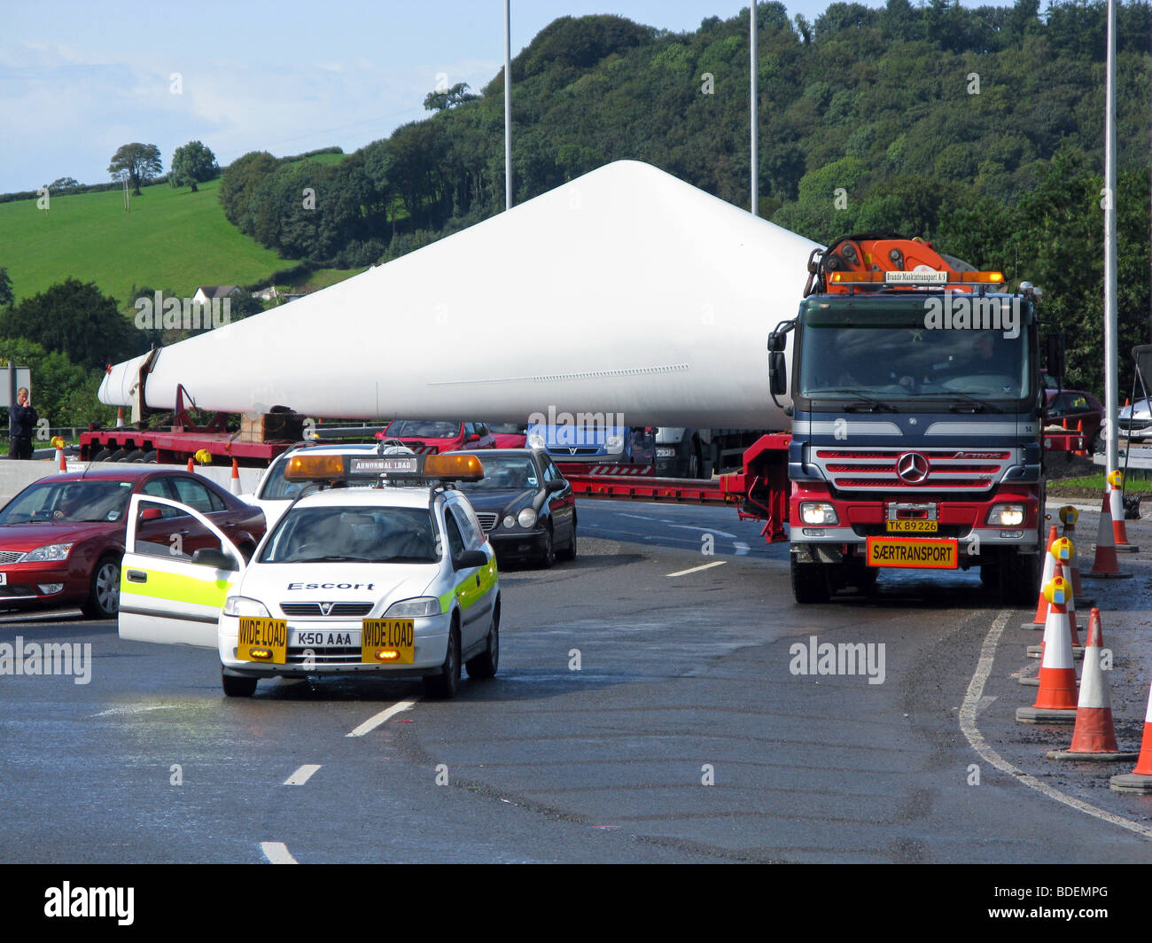 Wind turbine blade transportés par camion Banque D'Images