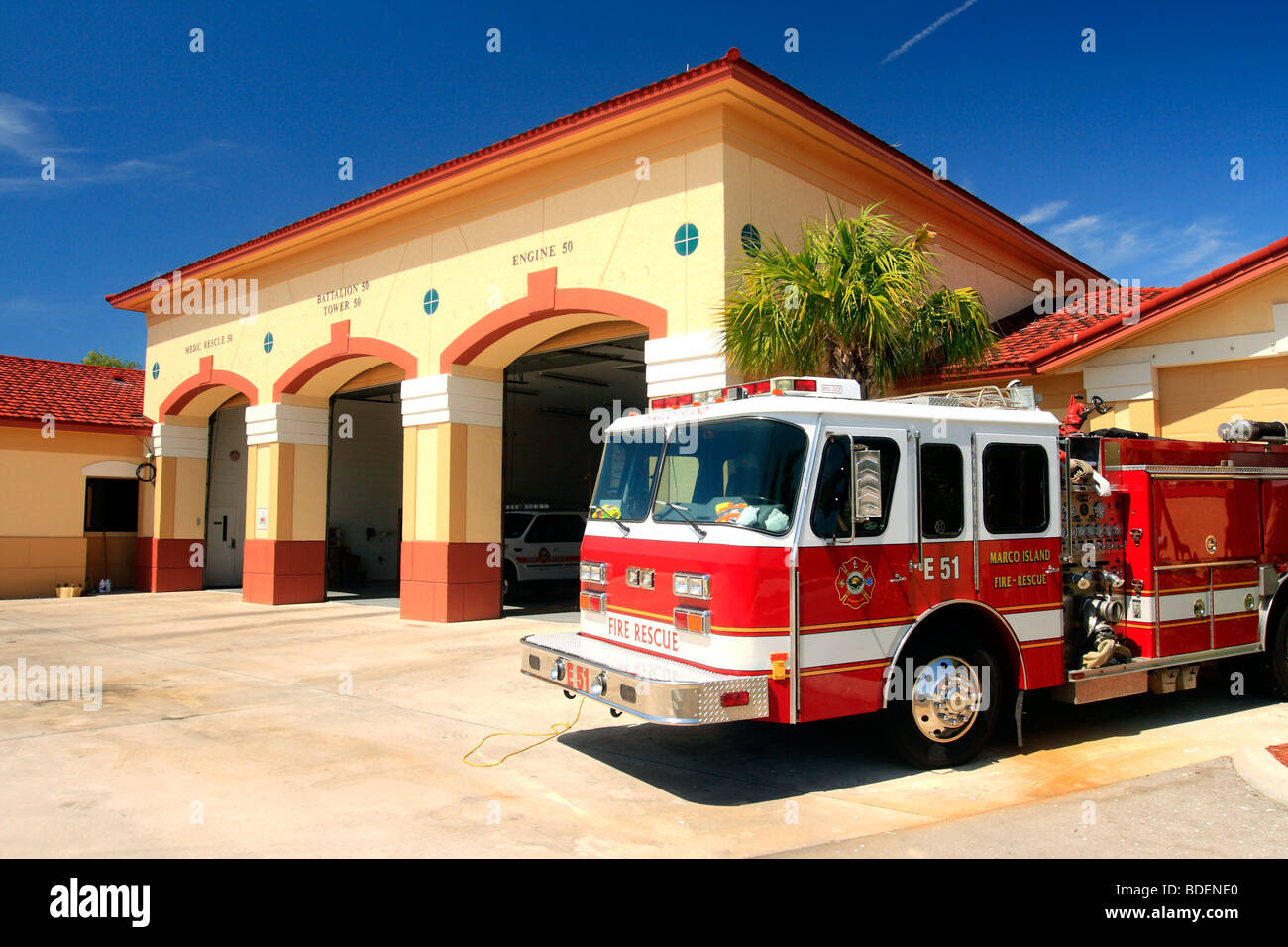 Marco Island Floride Etats-unis Pompiers montrant un camion d'incendie à l'extérieur et bâtiments colorés Banque D'Images