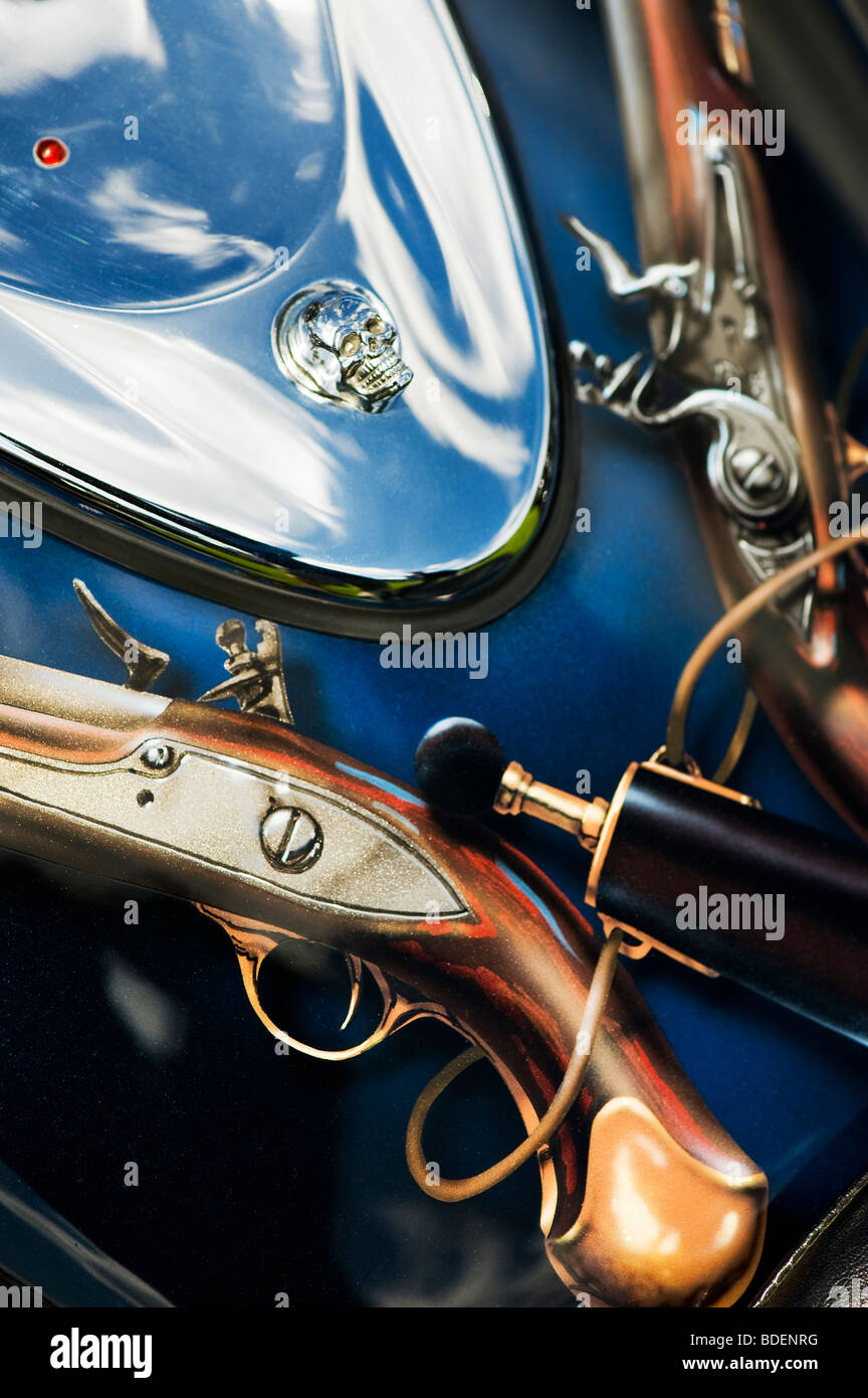 Harley Davidson, moto custom 379 pistolet peinture travaux sur réservoir essence Banque D'Images