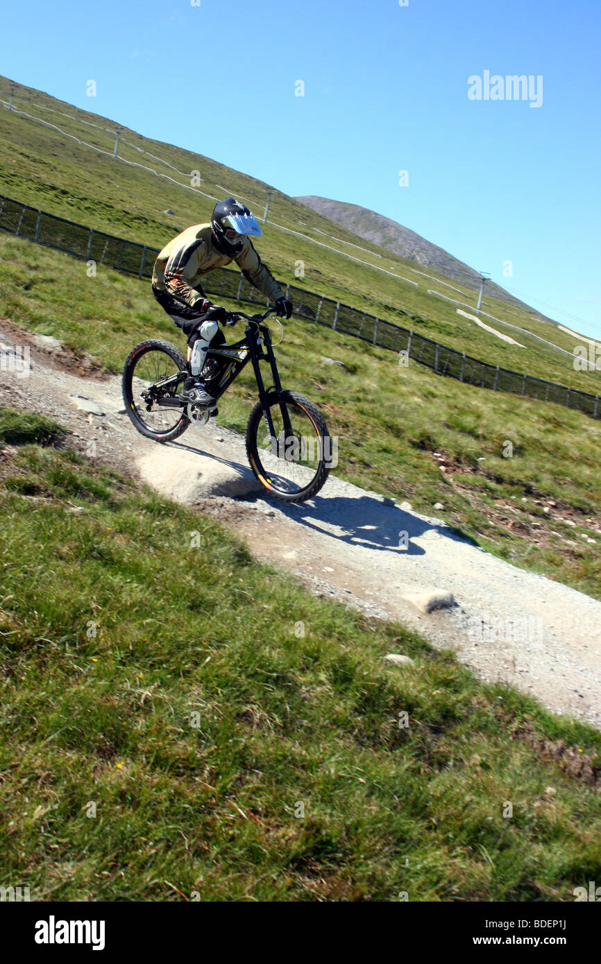 Un vélo de montagne sur la piste vers le bas dans l'Aonach Mor, Nevis Range, Fortwilliam, Ecosse Banque D'Images