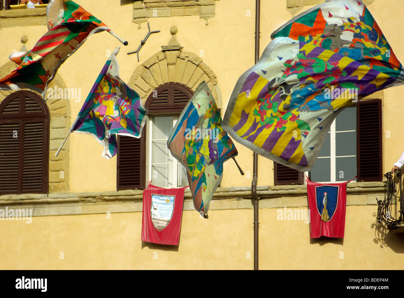 Drapeaux jetée en l'air dans le cadre de la Balestra célébration en Sansepolcro Toscane Banque D'Images