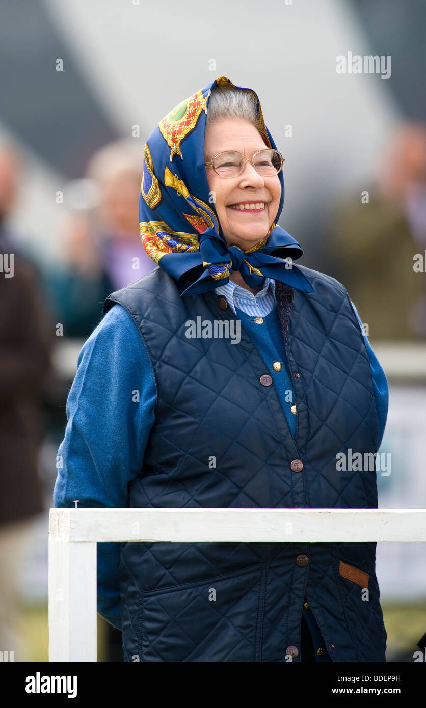 Sa Majesté la Reine Elizabeth II habillé de manière informelle lors de l'Assemblée Windsor Horse Show Banque D'Images