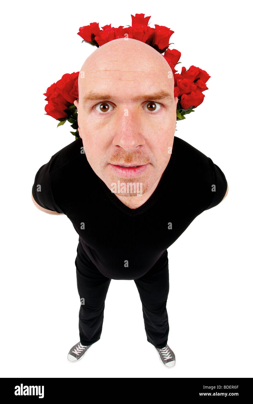 Tête à tête homme hinding un bouquet de roses rouges dans le dos Banque D'Images