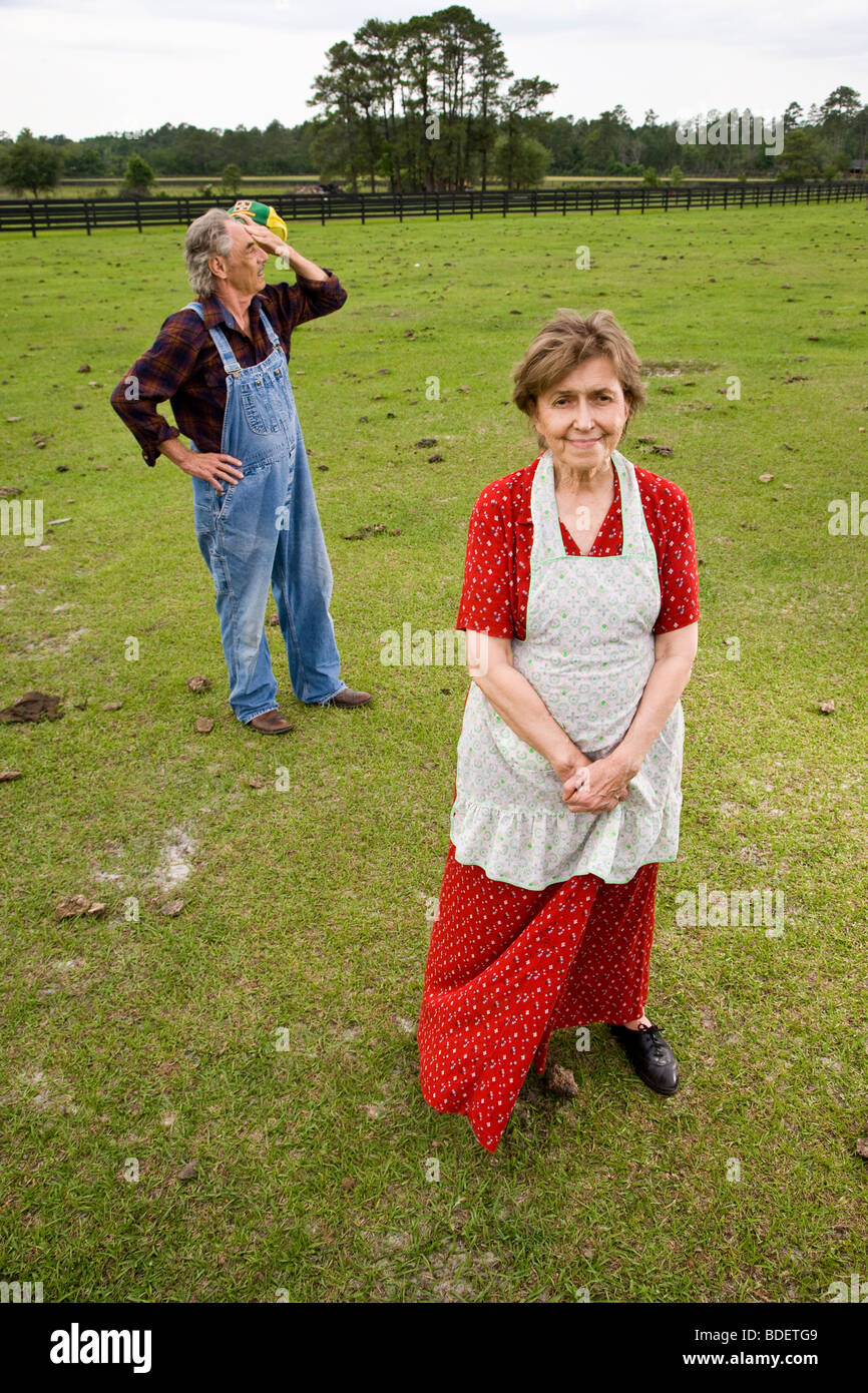 Senior couple standing in vert Pâturage Banque D'Images