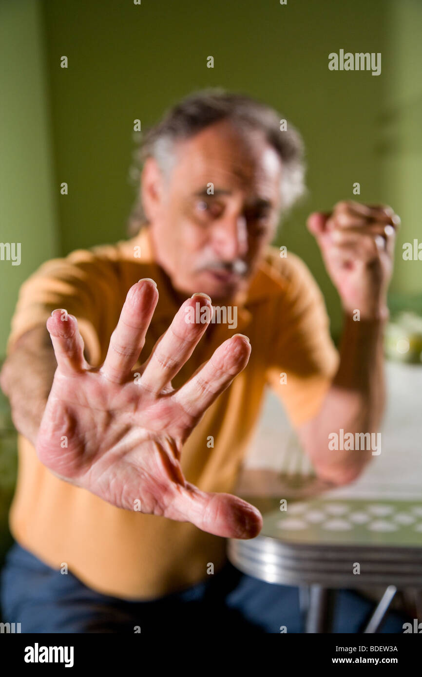 Man main mise à l'hésitation, l'accent sur le premier plan Banque D'Images