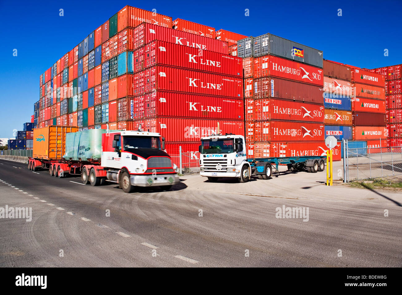 Un camion semi-remorque transporte un conteneur d'un dépôt de conteneurs du port.Le "Port de Melbourne Australie Victoria'. Banque D'Images