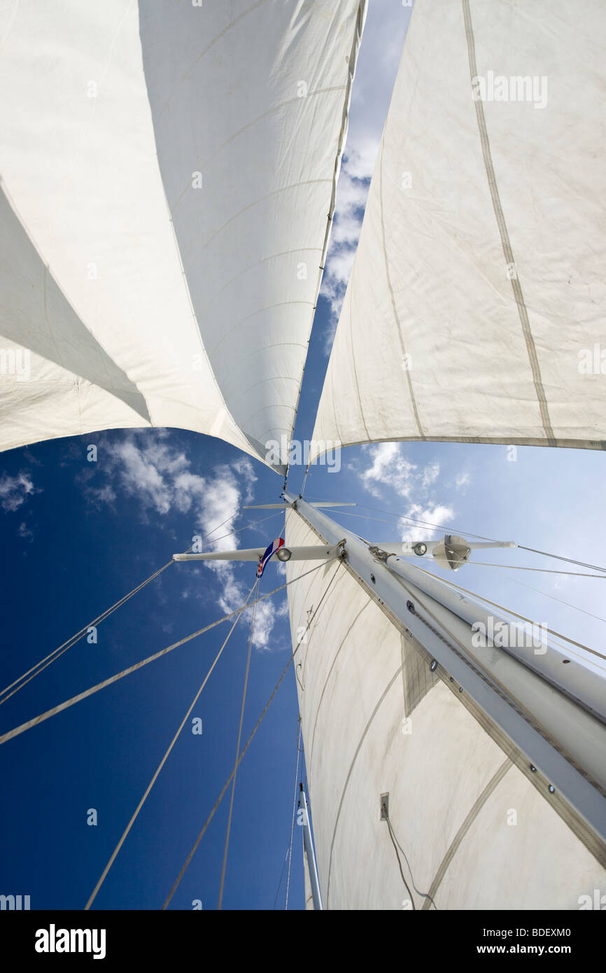 Voilier mât et voiles blanches avec un ciel bleu profond dans le Golf de Papagayo, Guanacaste, Costa Rica. Banque D'Images