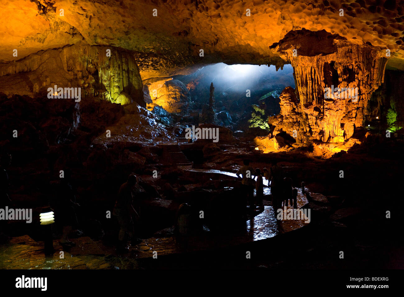 L'intérieur de la grotte illuminée de Hai Phong, stalactites massives couvrir l'entrée de la lumineuse Banque D'Images