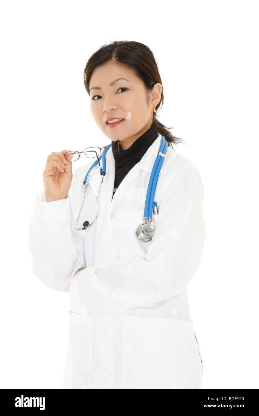 Belle asiatique médecin ou infirmière sur un fond blanc Banque D'Images