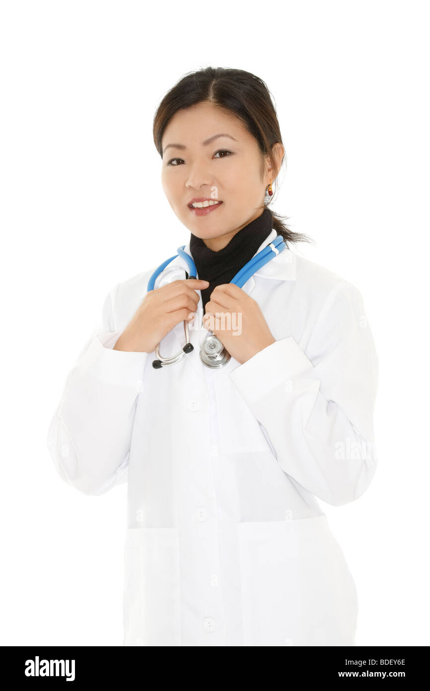 Belle asiatique médecin ou infirmière sur un fond blanc Banque D'Images