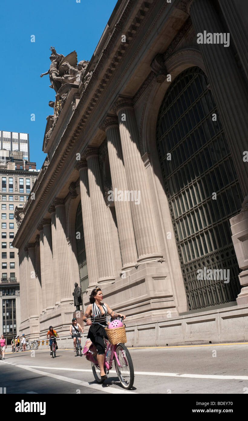 La ville de New York, NY - Femme sur un croiseur de rues d'été à rose Banque D'Images