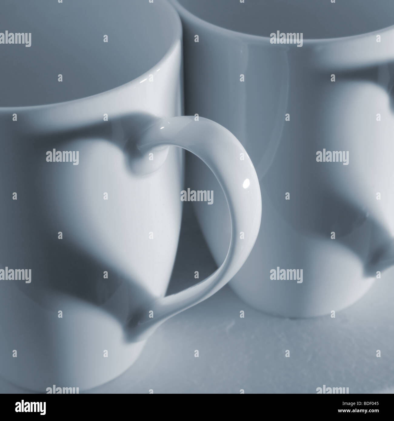 Tasses à café avec des ombres en forme de coeur Banque D'Images