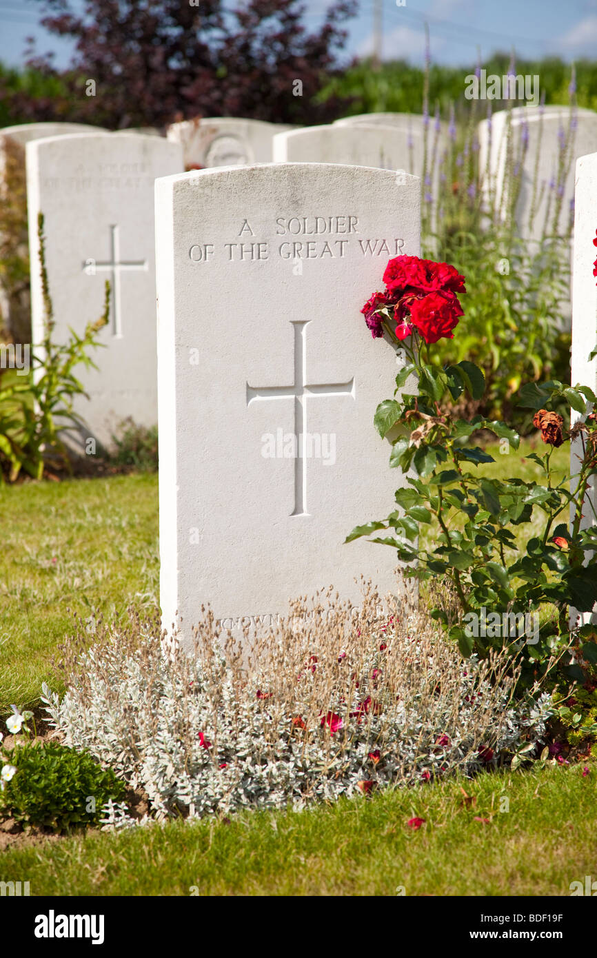 Pierre tombale du Soldat inconnu dans un cimetière militaire de la Première Guerre mondiale, Ypres, Flandre, Belgique, Europe - se lit comme suit : un soldat de la Grande Guerre Banque D'Images