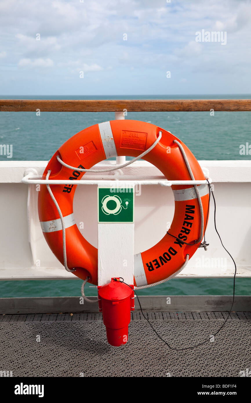 Bouée de sauvetage à bord d'un navire UK Banque D'Images