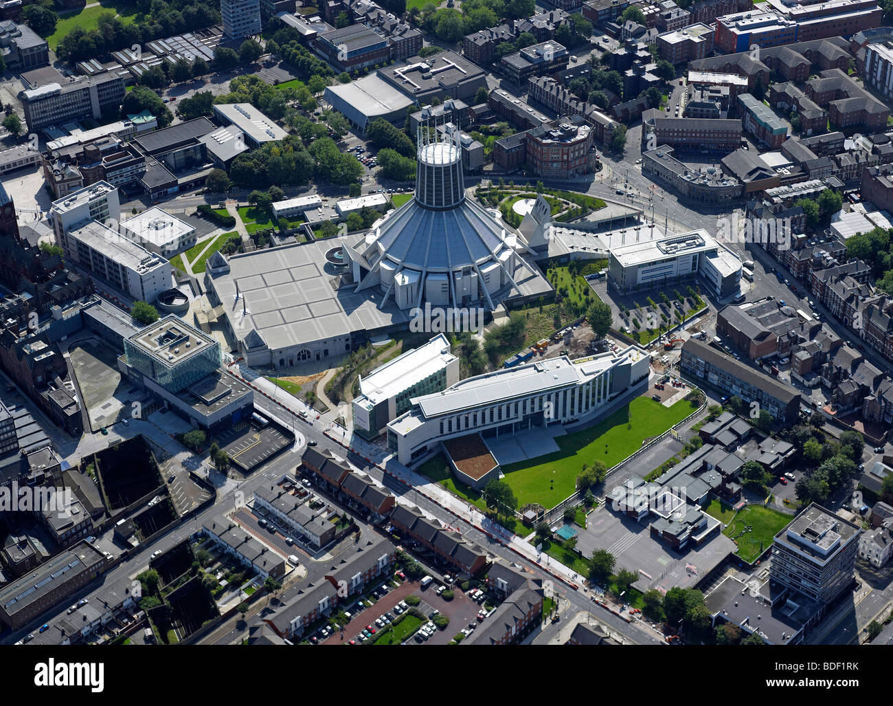 Vue aérienne de Liverpool Metropolitan Cathédrale Catholique, et John Moore, Université du nord-ouest de l'Angleterre, l'été 2009 Banque D'Images