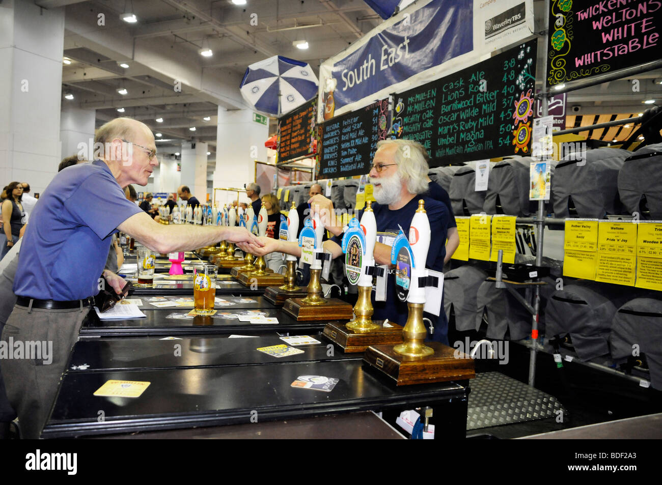 Les visiteurs de commander des bières au Great British Beer Festival organisé chaque année au London's Earls Court. Banque D'Images