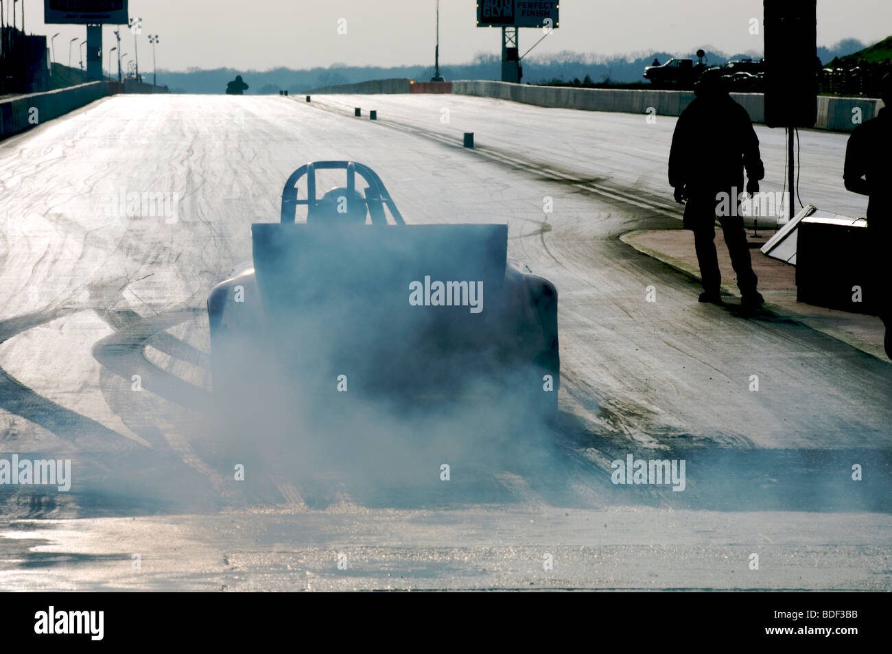 Dragster en attente au démarrage de la bande de 400 m Banque D'Images