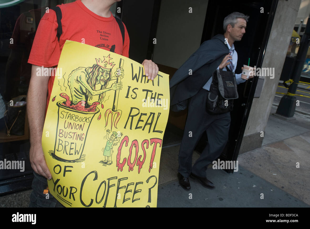 Les travailleurs et les partisans de Starbucks Starbucks en protestation contre l'augmentation du coût de l'entreprise a parrainé l'assurance-santé Banque D'Images