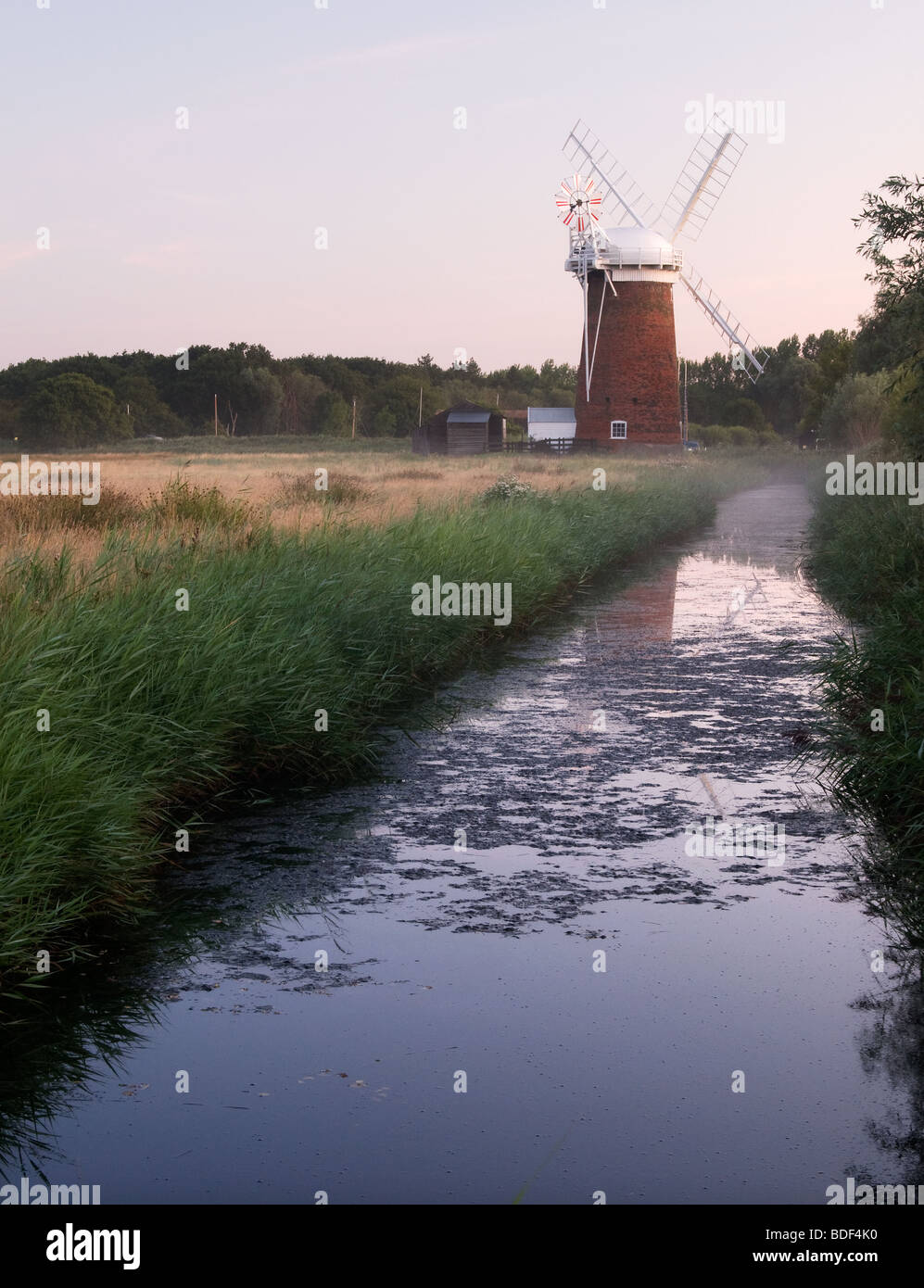 Matin de brume à Horsey Mill de drainage, Norfolk Banque D'Images