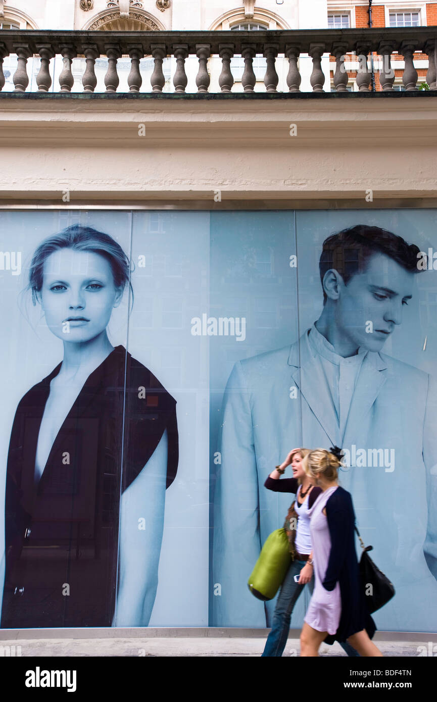 Les gens shopping sur High Street Kensington, Londres, Royaume-Uni Banque D'Images