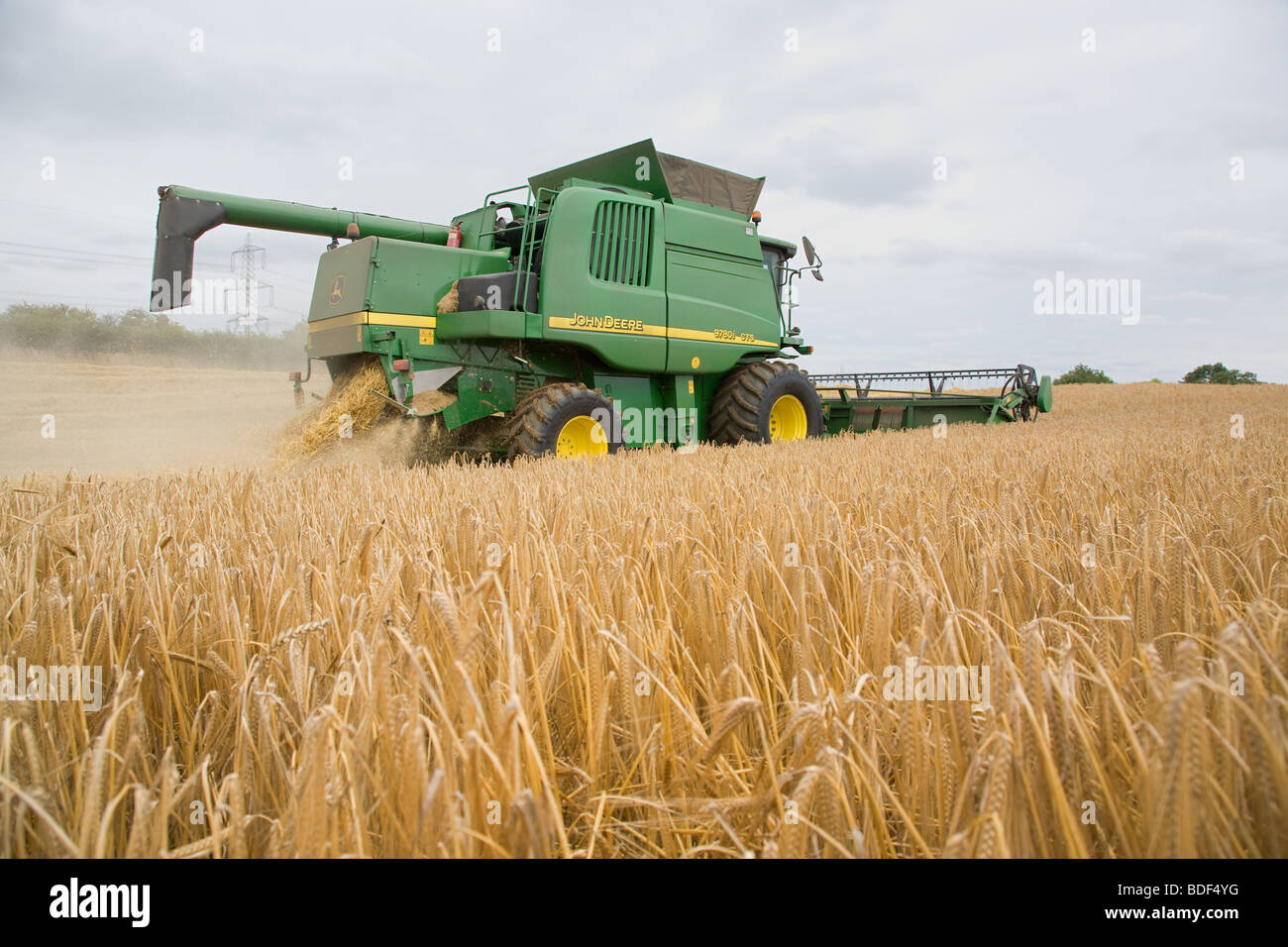 Moissonneuse-batteuse John Deere la récolte d'orge dans le Lincolnshire Banque D'Images