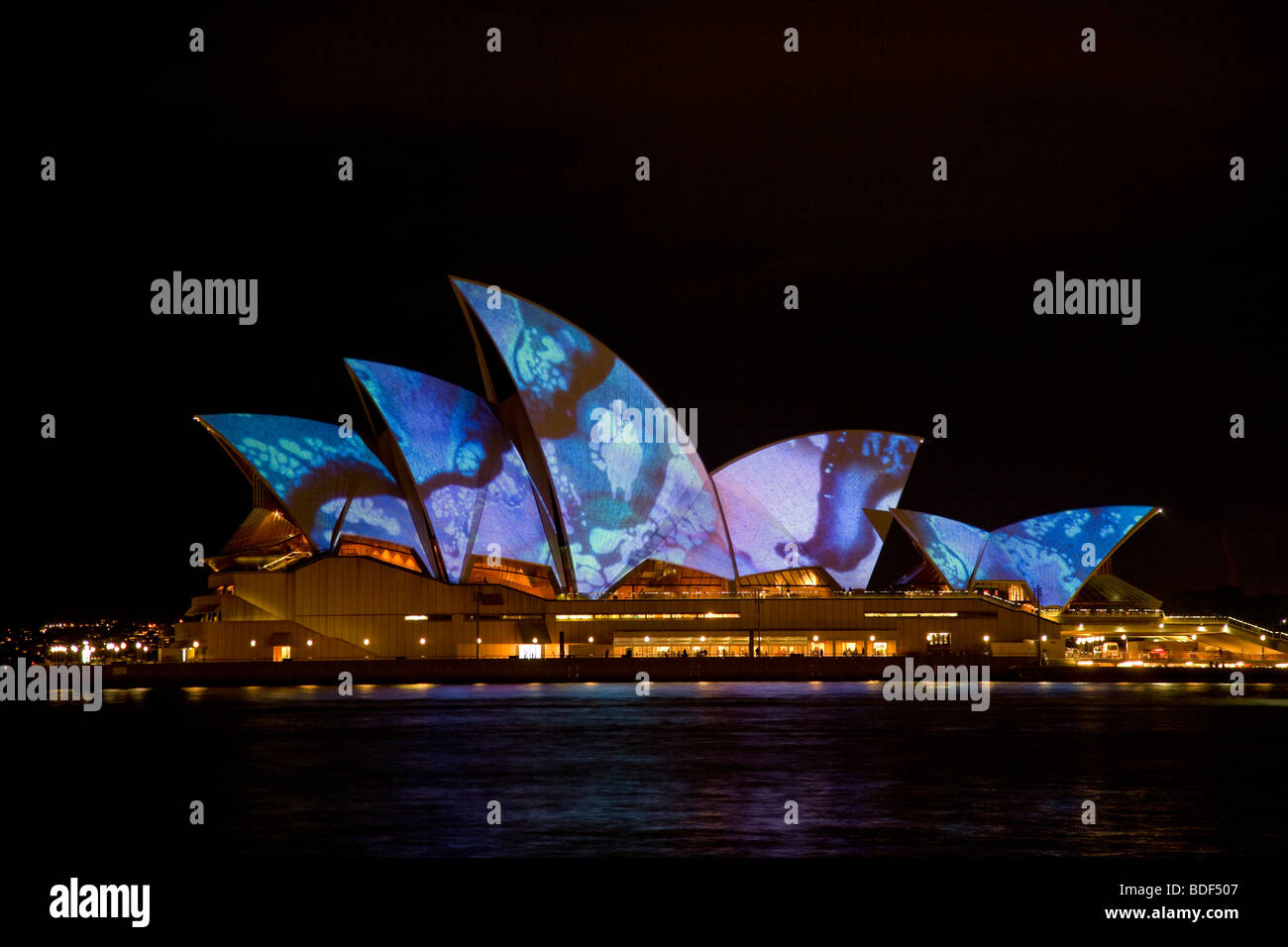 L'Australie, Sydney, les voiles de l'Opéra de Sydney éclairée le lightshow LUMINEUX Banque D'Images