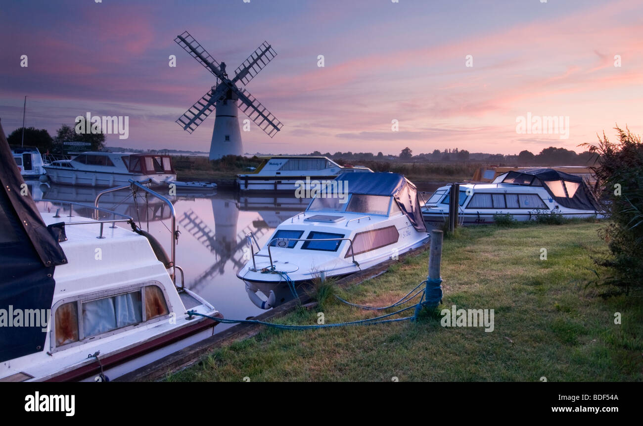 Dyke Thurne Bazin au lever du soleil sur les Norfolk Broads Banque D'Images