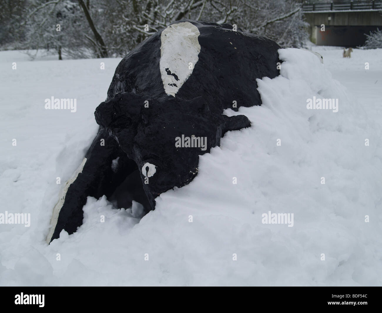 La vache en béton dans la neige Banque D'Images