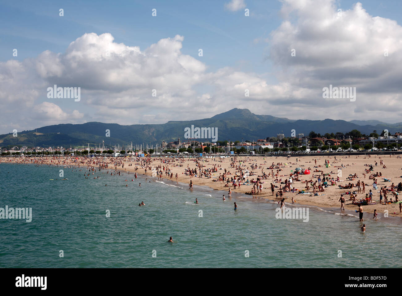 Une plage bondée à Hondarribia dans le nord de l'Espagne Banque D'Images