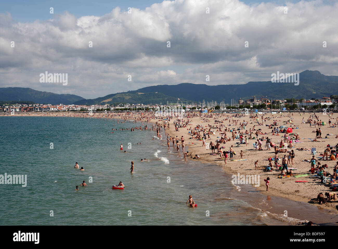 Une plage bondée à Hondarribia dans le nord de l'Espagne Banque D'Images