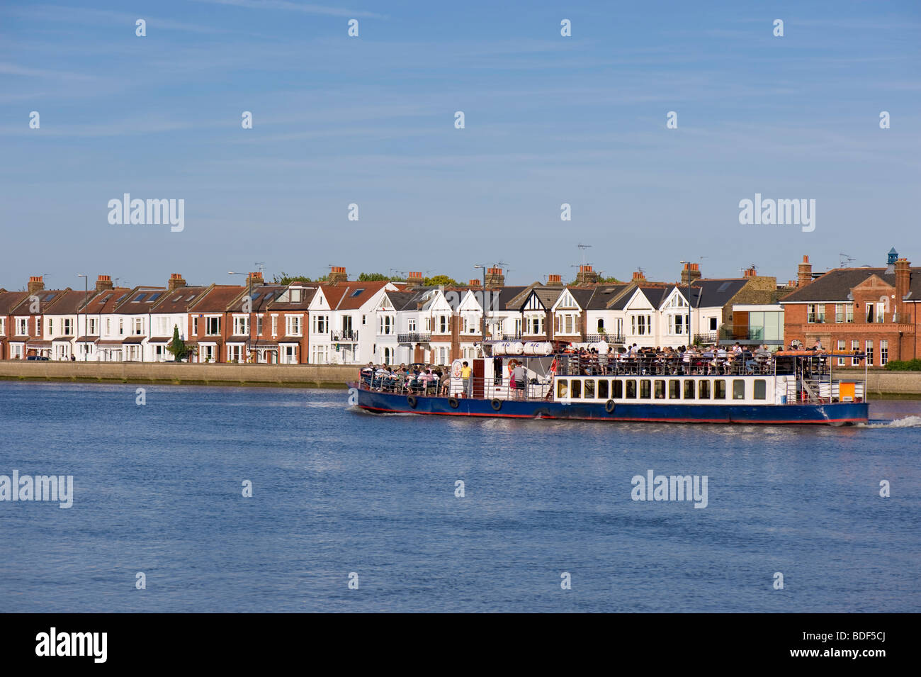 Navire de plaisance en passant Barnes, SW13, Londres, Royaume-Uni Banque D'Images