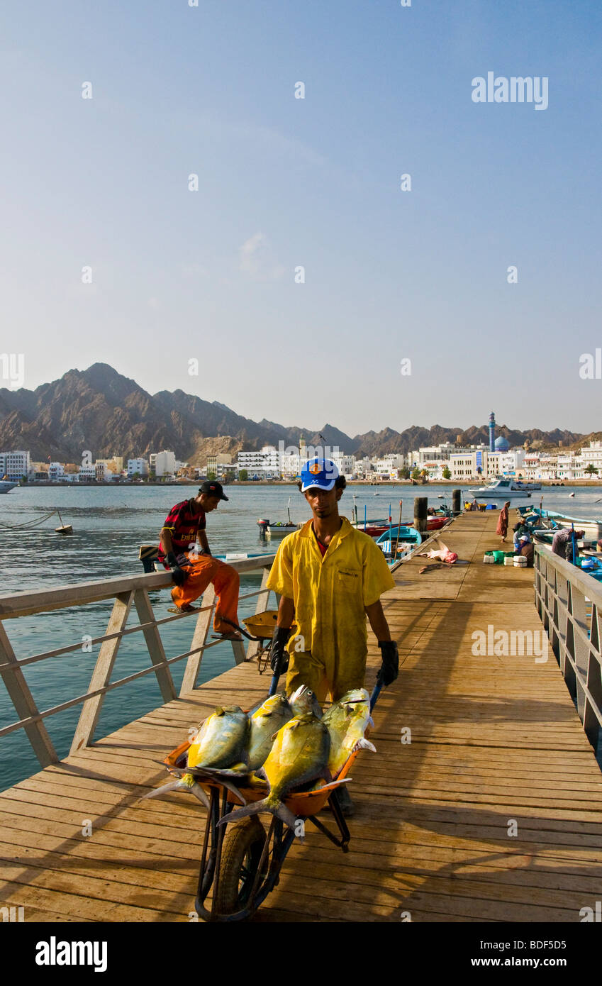 Des pêcheurs à l'amarre à poisson Mutrah Old Muscat dans l'arrière-plan Banque D'Images