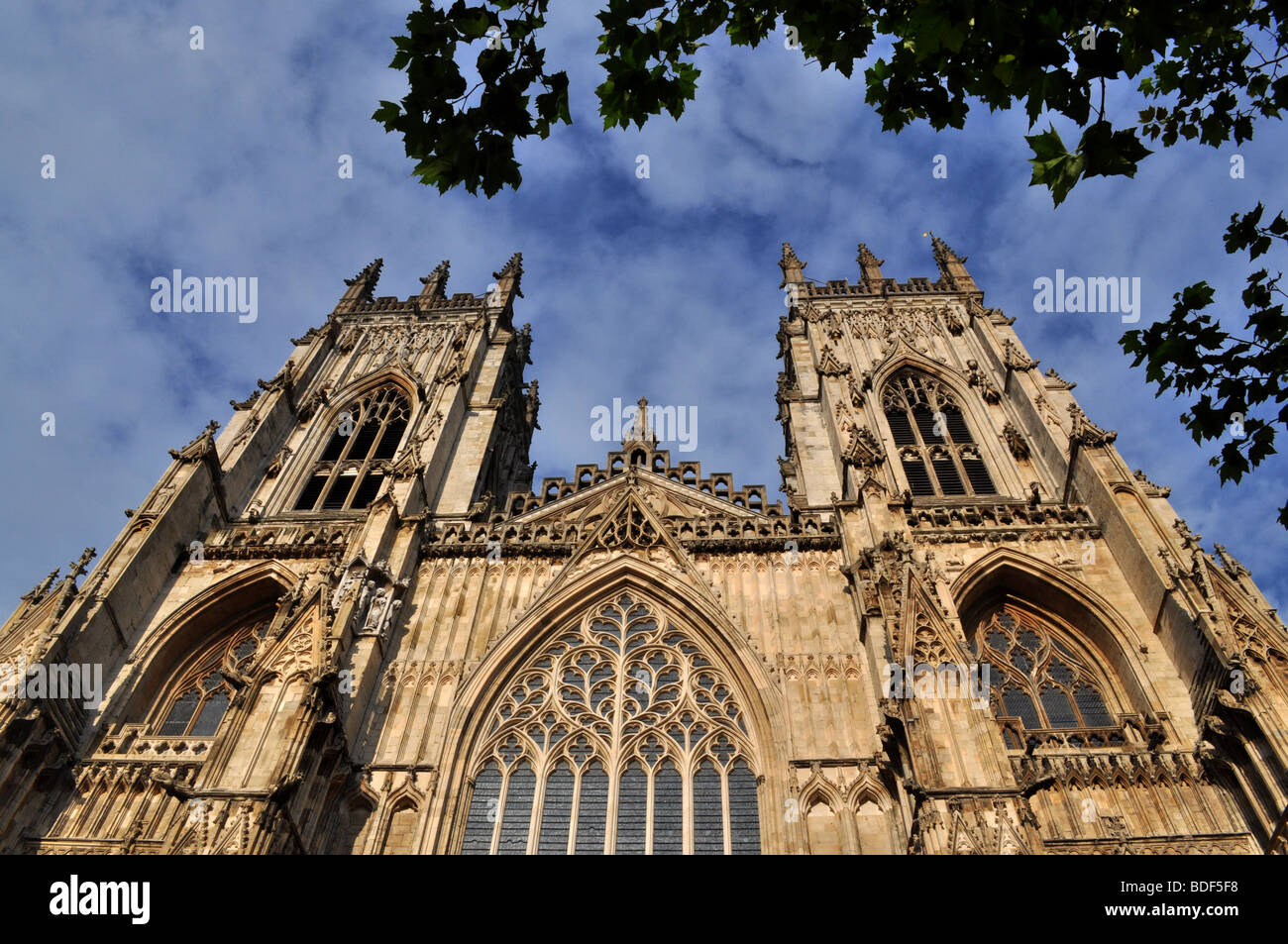 La cathédrale de York au nord de la ville historique de l'église catholique england UK attraction touristique Sentamu architecture histoire lampe ornés Banque D'Images