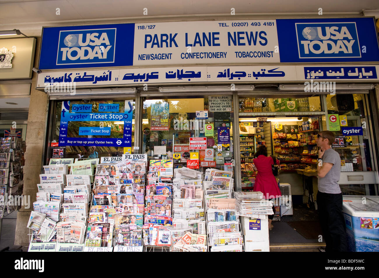Marchand de journaux de langue arabe vente kiosque, Park Lane, Londres, Royaume-Uni Banque D'Images