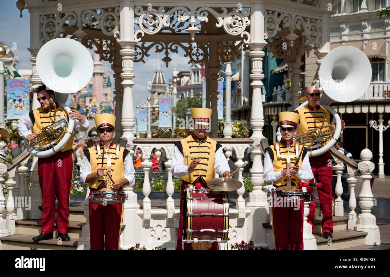Une fanfare joue à l'entrée de Main Street, Disneyland Paris, France Banque D'Images