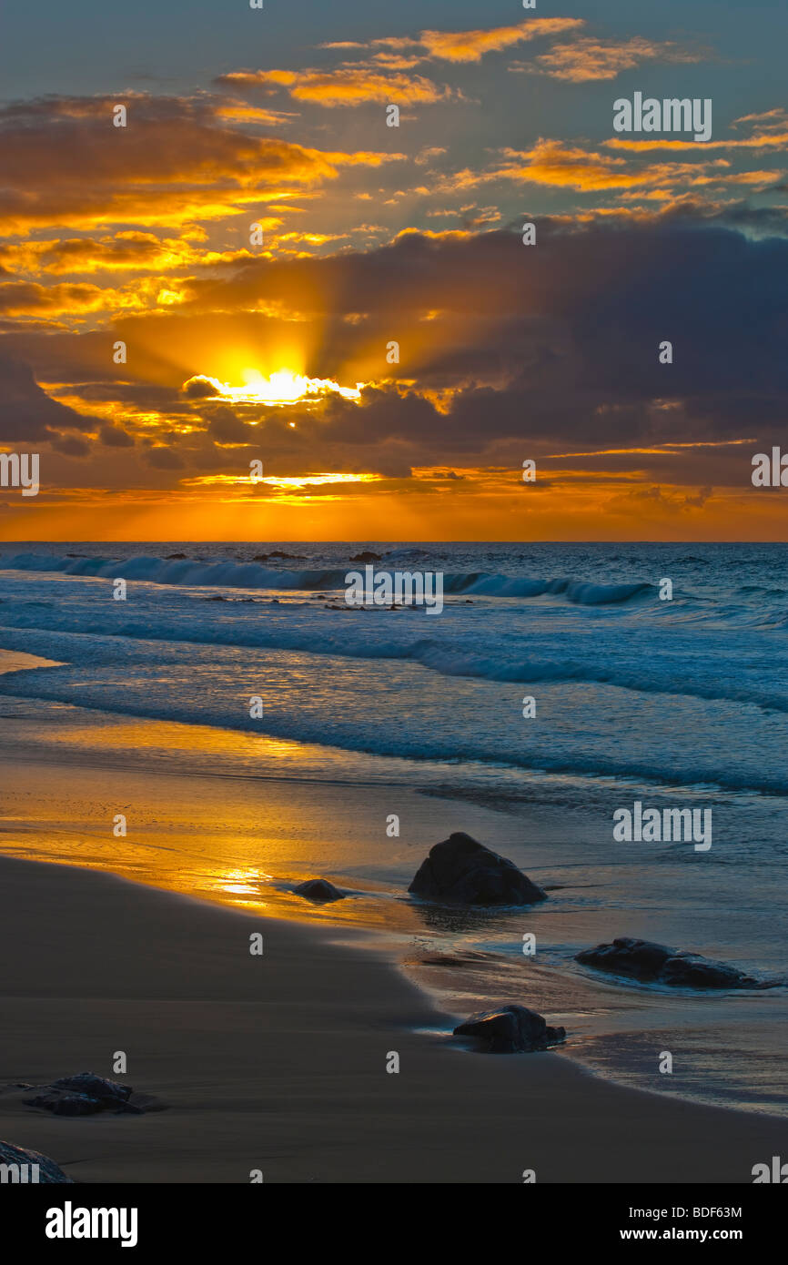Coucher du soleil sur la plage vide Fuerteventura Canaries Espagne Banque D'Images