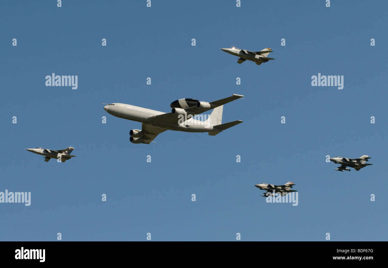 Formation de Royal Air Force E-3D Sentry, tornade F3 2x et 2x Tornado GR4 Banque D'Images