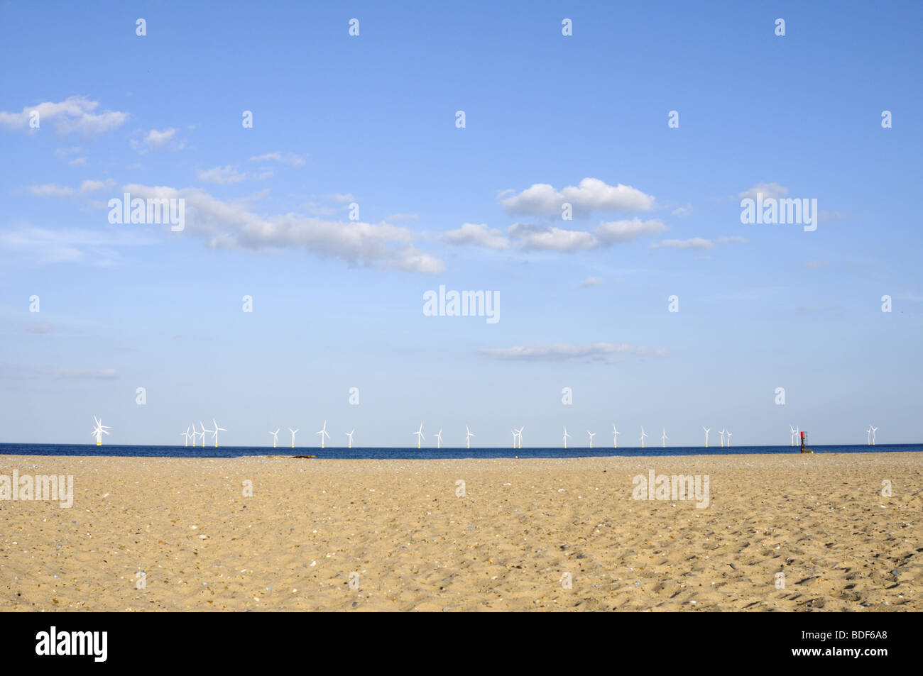 Vue sur Mer du Nord parc éolien au large des côtes de la plage de sable de Caister-on-Sea, Norfolk, Royaume-Uni. Banque D'Images