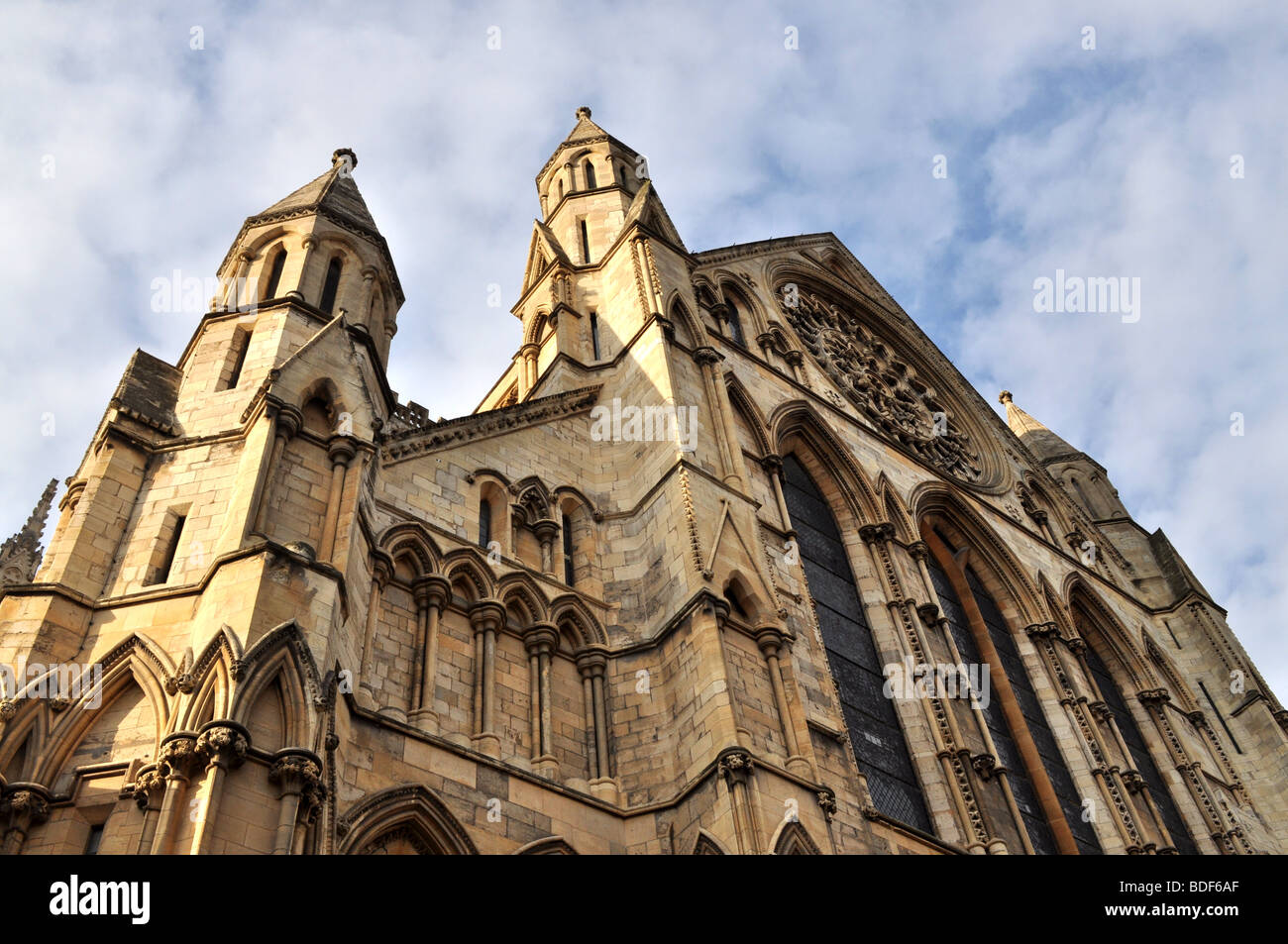 La cathédrale de York au nord de la ville historique de l'église catholique england UK attraction touristique Sentamu architecture histoire lampe ornés Banque D'Images