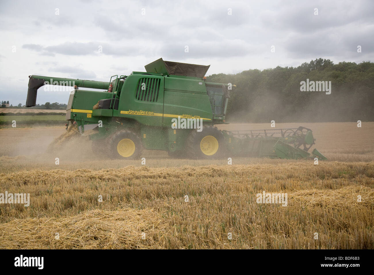 Moissonneuse-batteuse John Deere la récolte d'orge dans le Lincolnshire Banque D'Images
