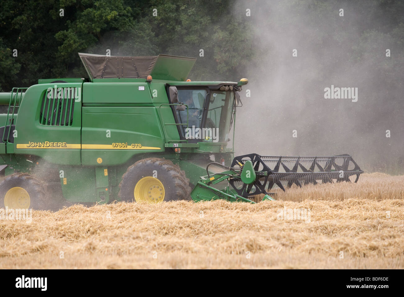 Moissonneuse-batteuse John Deere la récolte d'orge dans le Lincolnshire Banque D'Images