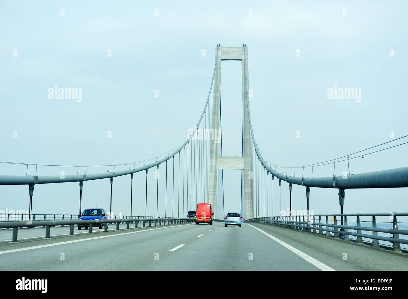 Le trafic sur le pont du grand belt au Danemark Banque D'Images