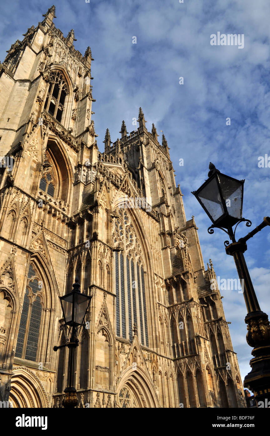 La cathédrale de York au nord de la ville historique de l'église catholique england UK attraction touristique Sentamu architecture histoire lampe ornés Banque D'Images