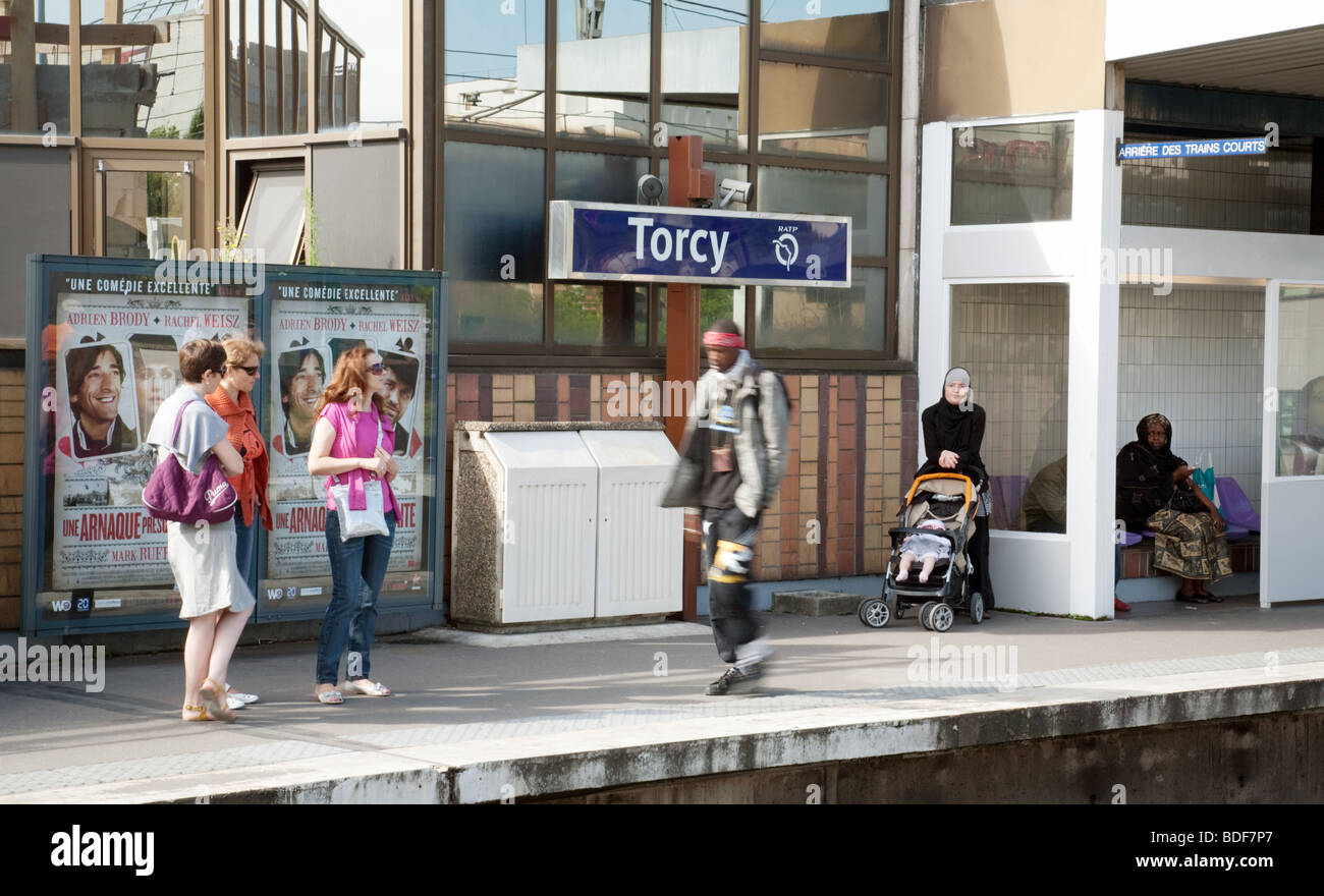 Les passagers sur la plate-forme à la gare de Torcy, Paris, France Banque D'Images