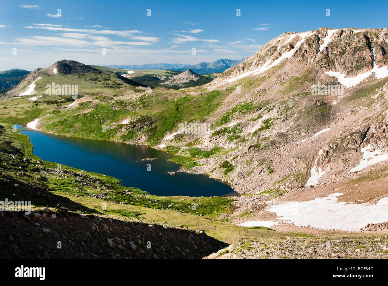 Lac alpin le long de l'autoroute Beartooth. Banque D'Images